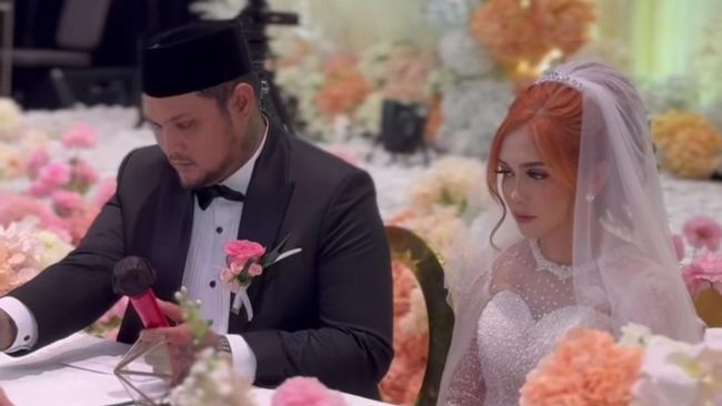 Anak Berdampingan dengan Istri Baru, 7 Foto Virgoun Menikahi Lindi Fitriyana