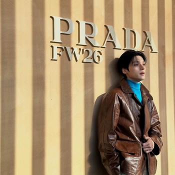 5 Potret Menawan Wooyoung ATEEZ Saat Menghadiri Prada Fall/Winter Show di Milan Fashion Week