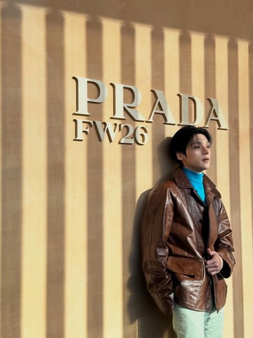 5 Potret Menawan Wooyoung ATEEZ Saat Menghadiri Prada Fall/Winter Show di Milan Fashion Week