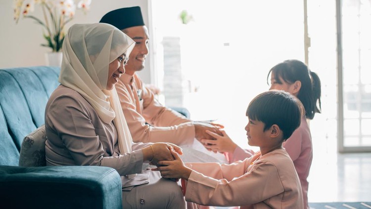 Anak Tidak Mau Salim saat Ketemu Orang di Hari Lebaran&comma; Perlukah Dipaksa&quest; Ini Kata Ustazah
