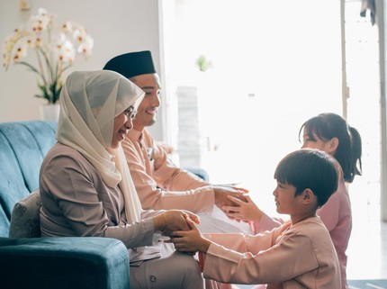 Anak Tidak Mau Salim saat Ketemu Orang di Hari Lebaran, Perlukah Dipaksa? Ini Kata Ustazah