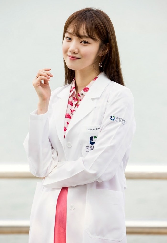 Dalam drama Doctors (2016), Lee Sung Kyung memerankan seorang dokter bedah saraf yang ambisius bernama Jin Seo Woo. Meski harus menggunakan setelan jas putih, ia tetap tampil chic dan feminim yang menunjukkan aura beauty and brain./ Foto: soompi.com