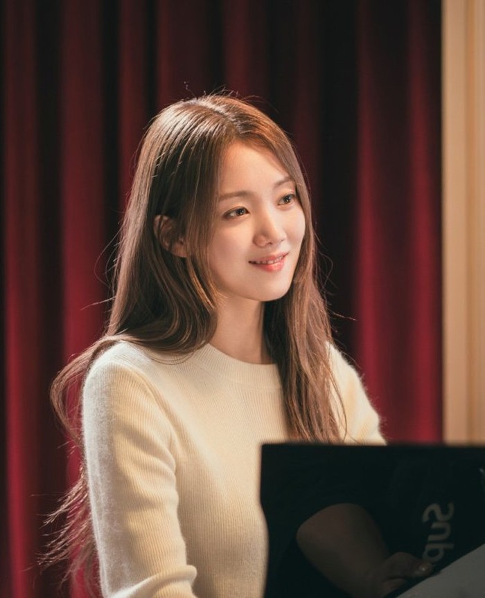 Dengan busana serba rapi, kecantikan natural dan elegan Lee Sung Kyung sebagai Kang Mi Young yang tenang sekaligus tanggung semakin terpancar dalam The Nice Guy (2025)./ Foto: JTBC