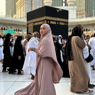 Jalani Umrah, Enno Lerian Alami Kejadian Tak Terduga saat Berada di Hadapan Ka'bah