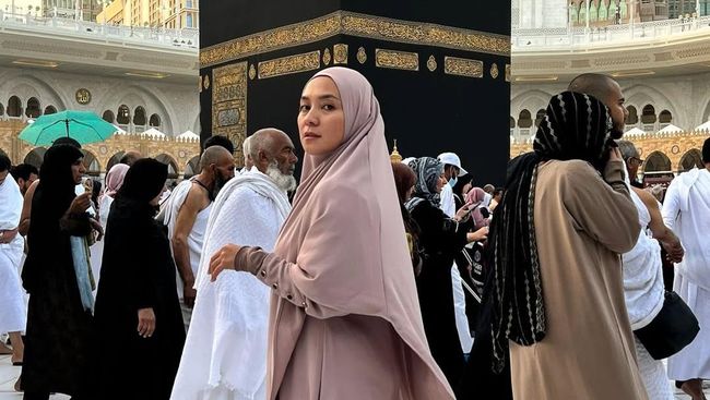 Jalani Umrah, Enno Lerian Alami Kejadian Tak Terduga saat Berada di Hadapan Kabah