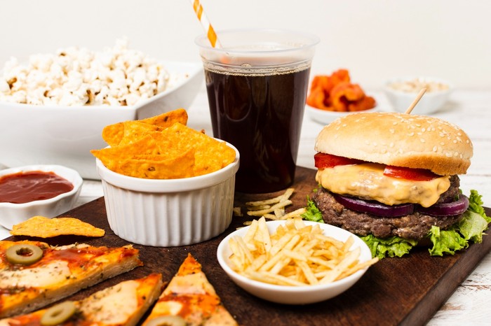 Gula berlebih, makanan cepat saji, alkohol, dan kafein dapat membuat mood tidak stabil. Konsumsi makanan ultra proses juga berpotensi berdampak buruk pada kondisi emosional/ Foto: Freepik.com/Freepik