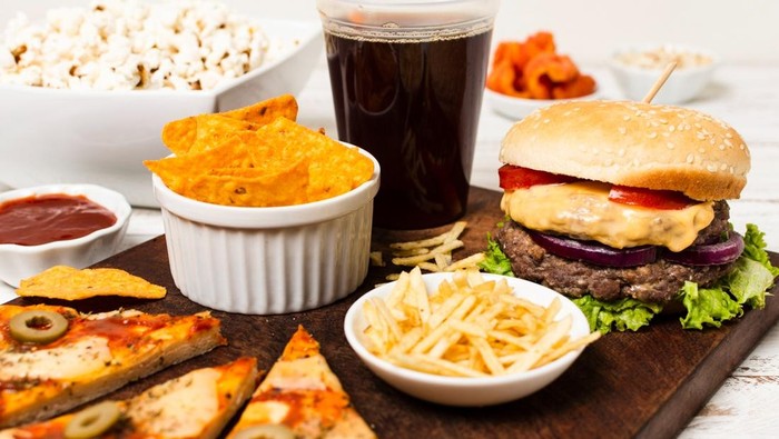 Gula berlebih, makanan cepat saji, alkohol, dan kafein dapat membuat mood tidak stabil. Konsumsi makanan ultra proses juga berpotensi berdampak buruk pada kondisi emosional/ Foto: Freepik.com/Freepik
