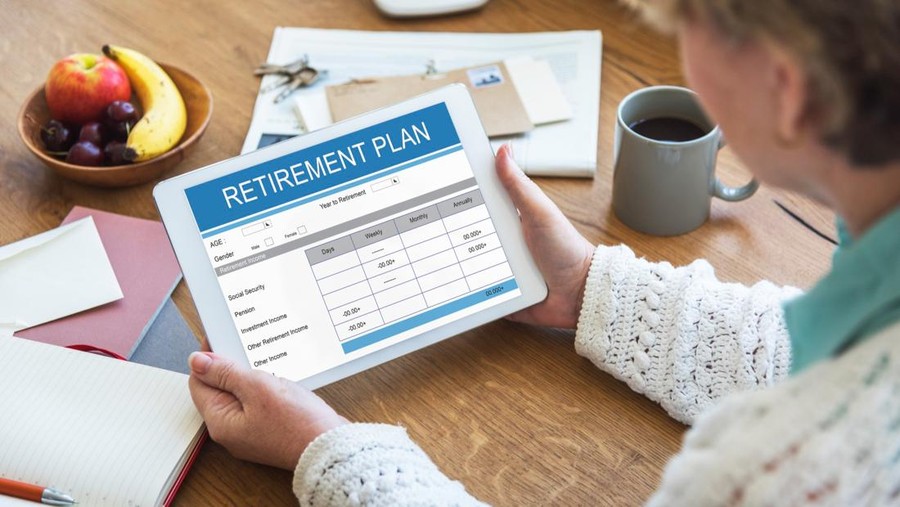 Ilustrasi dana pensiun&comma; JHT