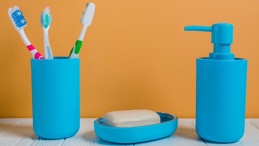 Ilustrasi kuas makeup&comma; tempat sikat gigi&comma; tempat sabun mandi