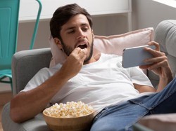 Kebiasaan Binge-Watching & Membaca Maraton Ternyata Punya Manfaat Psikologis
