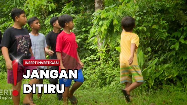 Aksi Berani Bocah Sukabumi yang Jago Taklukkan Ular dengan Tangan Kosong