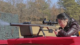 Korut Rilis Foto Putri Kim Jong Un Menembak Senapan