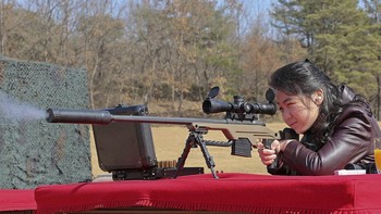 FOTO: Gaya Kim Ju Ae Latihan Menembak Dampingi Kim Jong Un