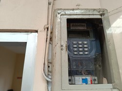 Tak Mampu Beli Token Listrik, Layanan di Kantor Desa Jember Terhenti