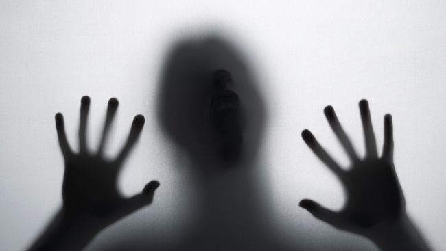 5 Ciri Kepribadian Orang yang Suka Bicara dengan Makhluk Halus