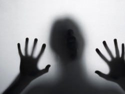 5 Ciri Kepribadian Orang yang Suka Bicara dengan Makhluk Halus 