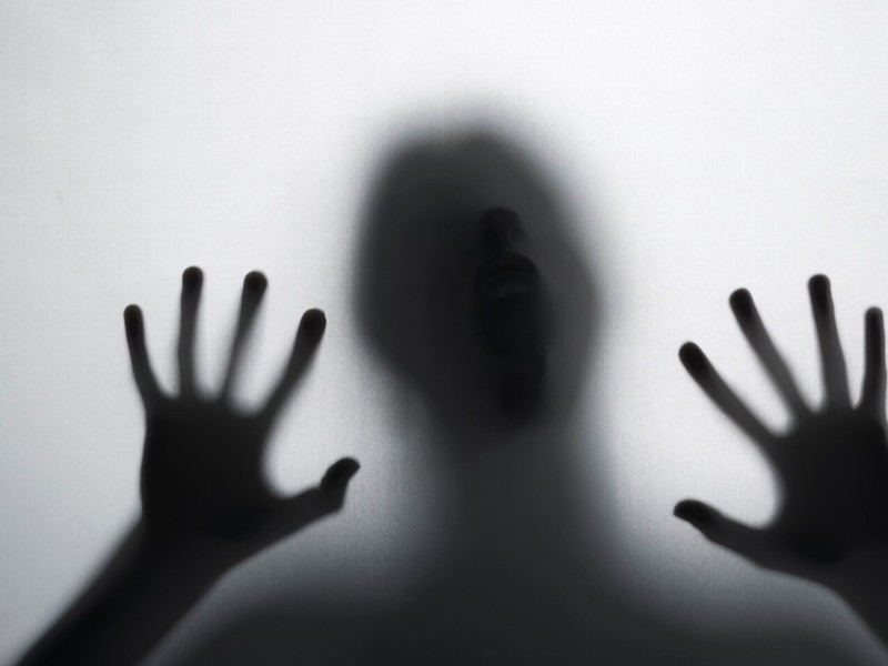 5 Ciri Kepribadian Orang yang Suka Bicara dengan Makhluk Halus 