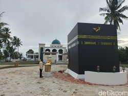 Masjid Pantai Bali di Jembrana Punya Miniatur Kabah dengan View Sunset