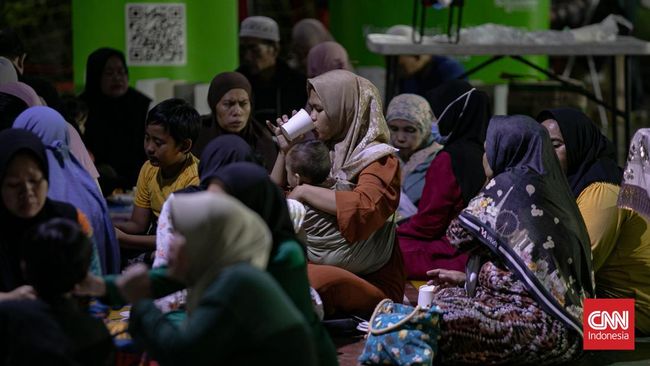 Bolehkah orang berhalangan makan di depan yang puasa? Ini penjelasan ulama dan adab yang perlu dijaga.