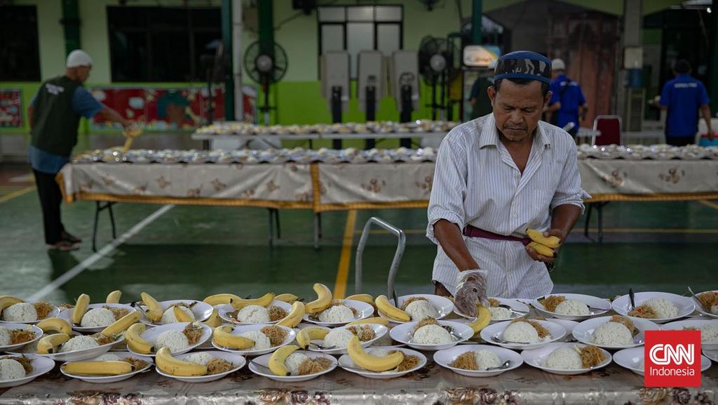 FOTO: Menikmati Buka Puasa Bersama di Masjid Rarya Al-Ittihad