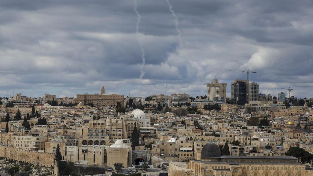 Israel Terus Dihantam Gelombang Rudal Iran, 1 Orang Tewas di Tel Aviv