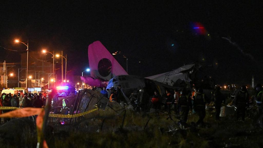 FOTO: Pesawat Kargo Militer Bolivia Jatuh, Uang Kertas Berhamburan