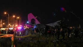 FOTO: Pesawat Kargo Militer Bolivia Jatuh, Uang Kertas Berhamburan