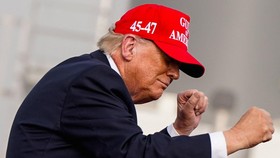 Trump Bersumpah Akan Terus Gempur Iran Sampai Rezim Berganti