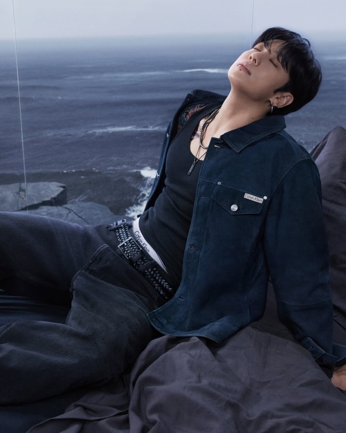 Salah satu merek gaya hidup fashion global terkemuka di dunia itu sendiri telah menjalin kemitraan dengan artis Korea multitalenta yang lahir pada 1 September 1997 satu ini sejak tahun 2023 lalu. / Foto: instagram.com/calvinklein