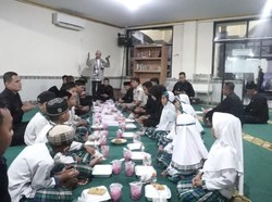 Wujud Kepedulian di Ramadan, Brimob Polda Metro Berbagi Takjil dan Santunan