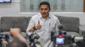 Sekretaris Kabinet Teddy Indra Wijaya menjawab pertanyaan wartawan di ruang media, di kompleks Istana Merdeka, Jakarta, Jumat (27/2/2026). Teddy Indra Wijaya menegaskan program Makan Bergizi Gratis (MBG) tidak akan menggunakan anggaran pendidikan nas