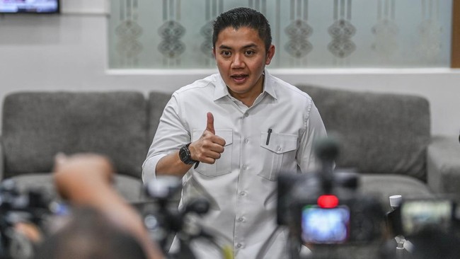 Sekretaris Kabinet Teddy Indra Wijaya menjawab pertanyaan wartawan di ruang media, di kompleks Istana Merdeka, Jakarta, Jumat (27/2/2026). Teddy Indra Wijaya menegaskan program Makan Bergizi Gratis (MBG) tidak akan menggunakan anggaran pendidikan nas