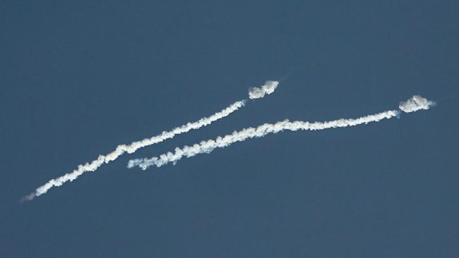 Media sosial saat ini tengah dibanjiri unggahan dari para influencer hingga turis yang merekam momen pencegatan rudal balistik di langit Timur Tengah.