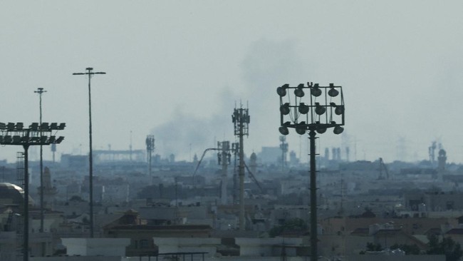 Ledakan terus terdengar secara berkala di ibu kota Qatar saat pertahanan udara terus mencegat rudal Iran.