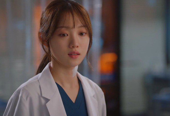 Setelah beberapa tahun, Lee Sung Kyung kembali dengan peran seorang dokter bernama Cha Eun Jae dalam drama Dr. Romantic (2020-2023). Ia kerap tampil dengan busan jas putih./ Foto: SBS