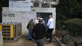 FOTO: Sirene Meraung di Israel, Warga Sembunyi Antisipasi Rudal Iran