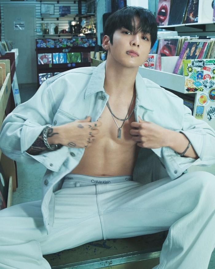 Spring campaign terbaru global fashion lifestyle brand yang didirikan di Kota New York pada tahun 1968 tersebut pun menerima banyak dukungan dan cinta, lagi-lagi membuktikan popularitas dan impact luar biasa Jungkook. / Foto: instagram.com/calvinklein