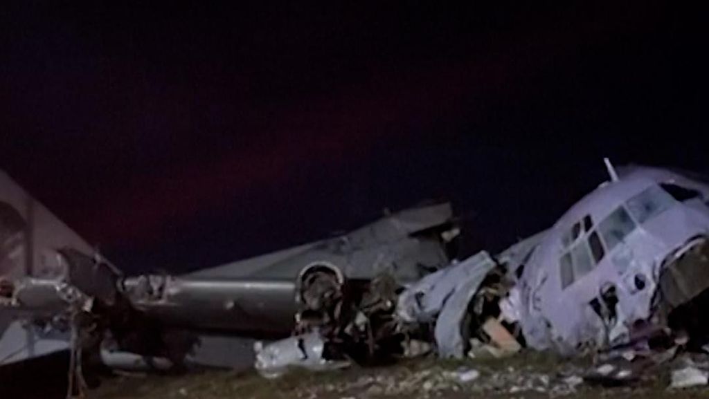 Penampakan Pesawat Bawa Uang Kertas Jatuh di Bolovia