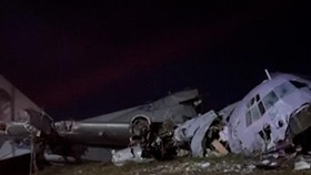 Penampakan Pesawat Bawa Uang Kertas Jatuh di Bolovia