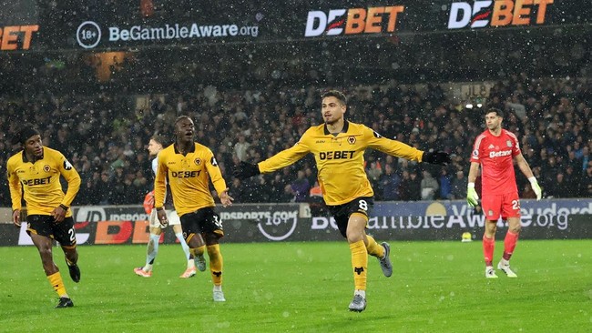 Aston Villa menelan kekalahan saat bertandang ke markas Wolverhampton Wanderers. Hasil ini membuat Aston Villa dalam ancaman Manchester United.