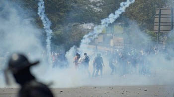 FOTO: 9 Orang Tewas Saat Demonstran 'Serbu' Konsulat AS di Karachi