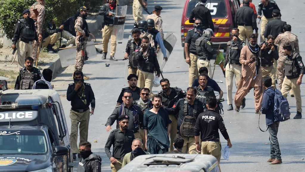 9 Orang Tewas Saat Demo Kematian Khamenei di Konsulat AS di Pakistan