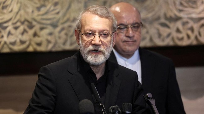 Iran membalas kematian Ali Larijani dengan melancarkan serangan rudal ke Tel Aviv, menewaskan dua warga Israel. Serangan ini meningkatkan ketegangan di kawasan.
