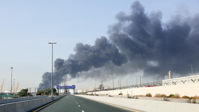 Ledakan terdengar di Riyadh pada hari kedua pembalasan Iran terhadap pangkalan militer AS di negara Teluk. Suara ledakan juga terdengar di Doha dan Dubai.