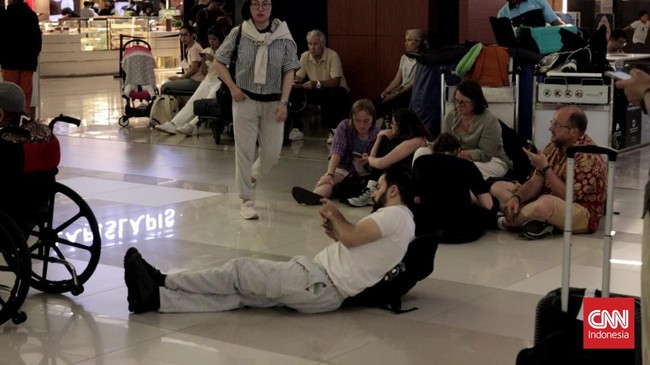 Sebagian penerbangan dari dan menuju Timur Tengah saat ini dibatalkan imbas ketegangan dari serangan AS dan Israel ke Iran.