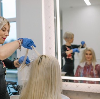 5 Ciri Kepribadian Orang yang Hobi Cat Rambut