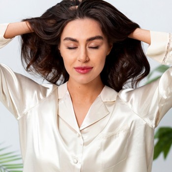 5 Kebiasaan yang Membuat Rambut Cepat Lepek
