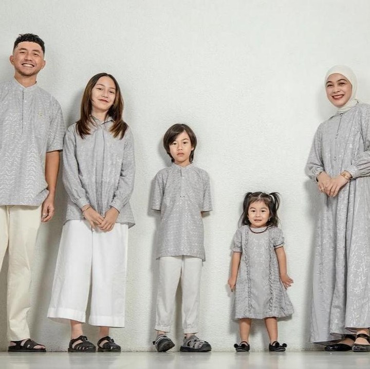 <p>Nah, kalau Bunda ingin tampil berbeda saat sesi foto Lebaran, gaya dari keluarga Ananda Omesh dan Dian Ayu Lestari ini bisa jadi inspirasi. Omesh berdiri di sisi kanan, lalu diikuti ketiga anaknya berjejer dari si sulung hingga si bungsu. Di sisi paling kiri, Dian Ayu berdiri melengkapi formasi keluarga mereka. Gemas banget, ya. (Foto: Instagram @dianayulestari)</p>