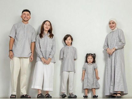 Inspirasi Foto Lebaran Bareng Anak ala Keluarga Artis, Intip 5 Posenya