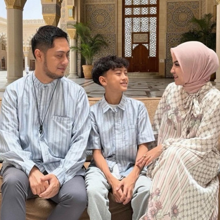 <p>Lebaran menjadi momen spesial untuk berkumpul bersama keluarga tercinta. Supaya kebersamaan ini tetap abadi dalam kenangan, Bunda bisa mengabadikan setiap detiknya dengan gaya foto yang menarik. Beberapa potret keluarga artis bisa dijadikan inspirasi, salah satunya dari keluarga Tasya Nur Medina dan Ferry Adriansyah. Bunda dan Ayah dapat duduk berdampingan, lalu mengapit anak di bagian tengah sambil saling menatap dan tersenyum. (Foto: Instagram @tasyanurmedina)</p>